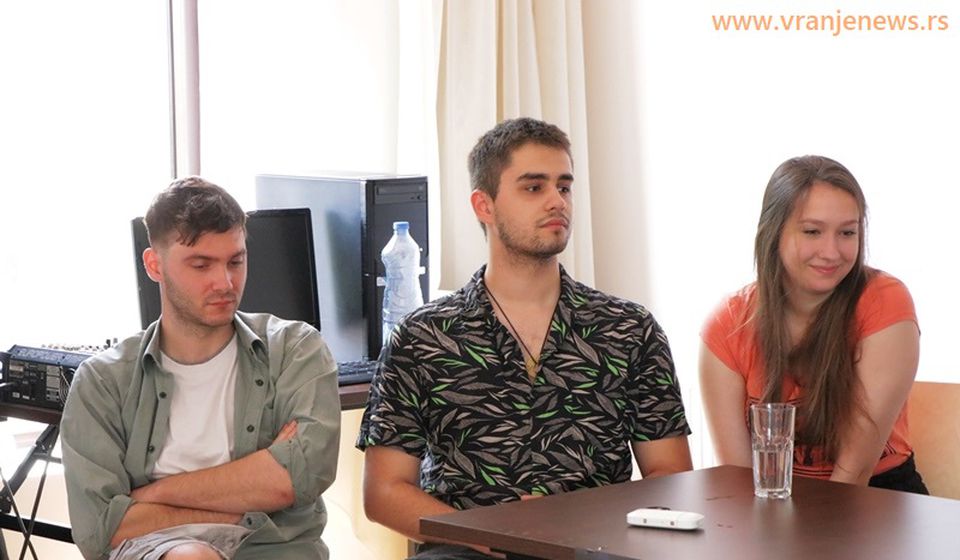Mladi gostujući glumci: Jovana Berić, Nikola Mijatović i Filip Hajduković. Foto Vranje News