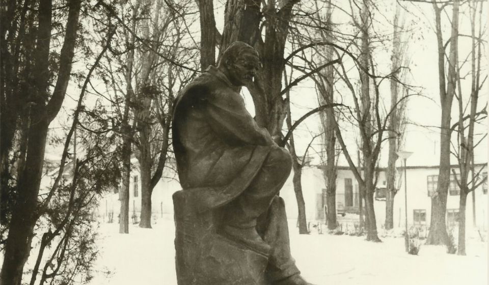 Prva fotografija spomenika Borisavu Stankoviću nastala je dva dana pre svečanog otkrivanja: spomenik je u nivou tla, bez uzvišenja. Izvor Foto sekcija Vranjske gimnazije