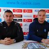 Slavoljub Đorđević sa golmanom Radnika Ivanom Kostićem. Foto D. Mirčev