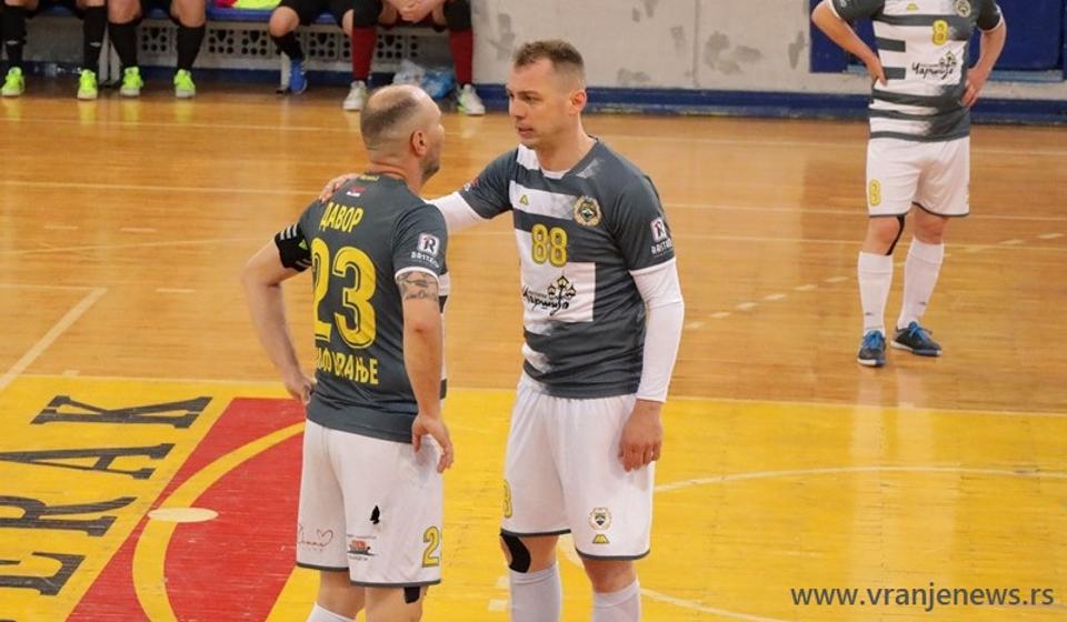 Miloš Buda Trajković u razgovoru sa Davorom Tasićem tokom poslednje zvanične ovosezonske utakmice sa FON-om u Vranju. Foto Vranje News