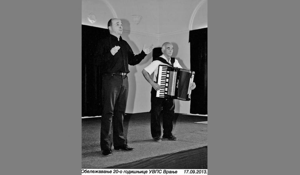 Nastup sa Branimirom Stošićem Kacetom 2013. godine u Domu Vojske u Vranju povodom obeležavanja dvadesetogodišnjice Udruženja vojnih penzionera Srbije. Foto WMAS (izvor Slobodan Jovanović Cobi)