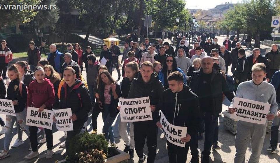 Protestanti ispred zgrade Gradske uprave u Vranju. Foto Vranje News
