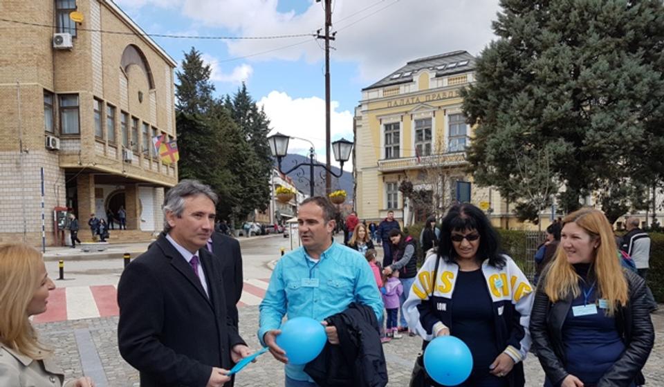 Direktor škole Vule Antić Nebojša Cvetković sa rukovodstvom grada. Foto  VranjeNews