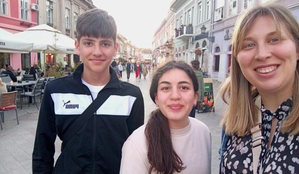 Nikolina Popović i Pavle Đorić sa nastavnicom Danicom Krstić. Foto D.K.