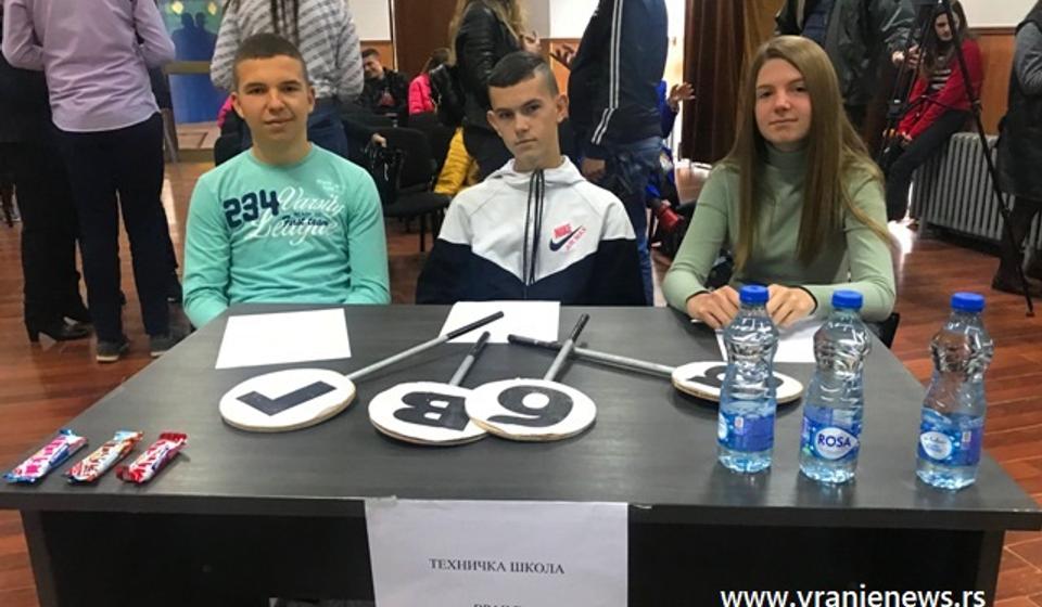 Ekipa drugoplasirane Tehničke škole. Foto Vranjenews