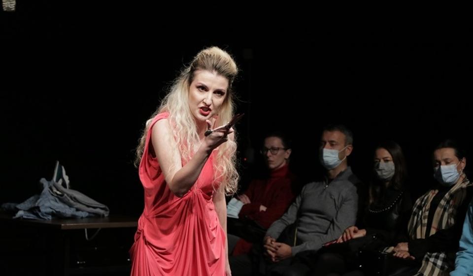 Novopazarci najbolji po mišljenju publike: detalj iz predstave Ako dugo gledaš u ponor. Foto Vranje News