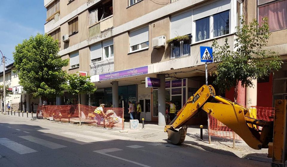 Počela rekonstrukcija trotoara u Ive Lole Ribara. Foto VranjeNews