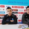 Šef stručnog štaba Simo Krunić i fudbaler Bojan Bojić na konferenciji za medije. Foto D. Mirčev