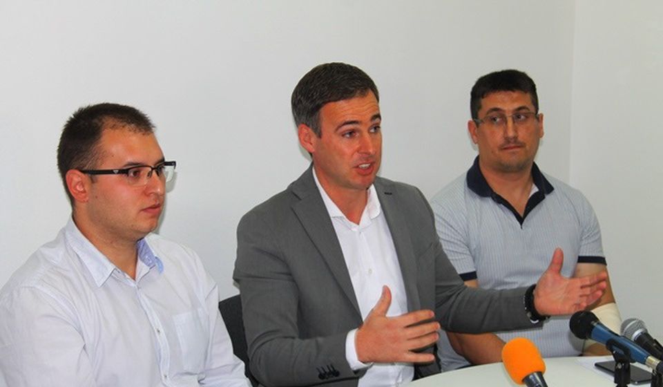 Đorđe Ristić (levo) i Dragan Pavlović (desno) sa predsednikom IO NS Miroslavom Aleksićem. Foto VranjeNews