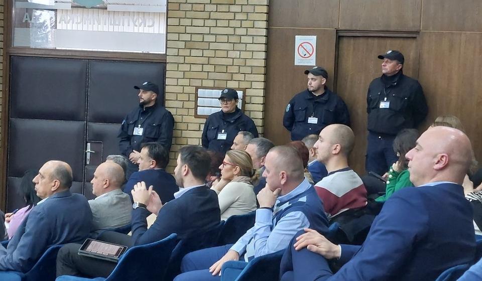 Pripadnici obezbeđenja na sednici Skupštine grada Vranja. Foto Vranje news