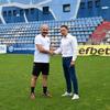 Linta i predsednik Stanislav Tončev na prozivci fudbalera i početku priprema Radnika. Foto FK Radnik