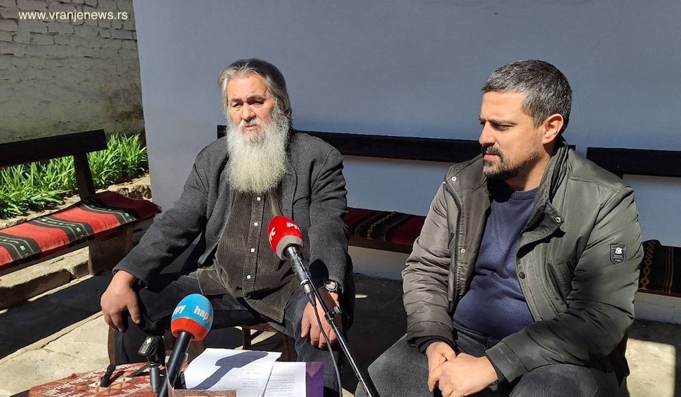 Miroslav Cera Mihailović, na konferenciji za medije u dvorištu Muzej kuće Bore Stankovića, saopštava ime ovogodišnjeg laureata. Foto Vranje news