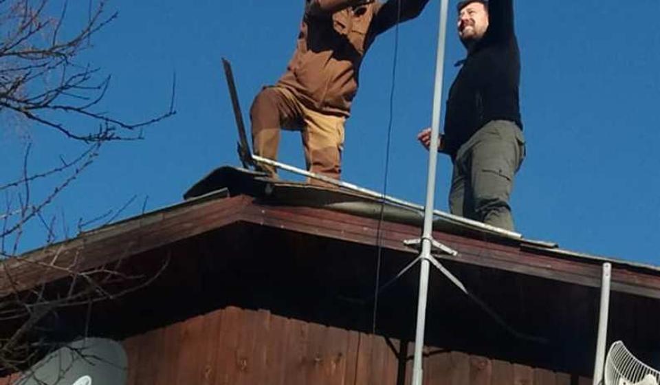 Momenat montiranja meteorološke opreme. Foto PIO Vlasina