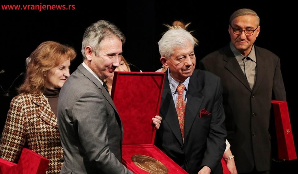 Nagrađen i izdavač i bibliofil Dragan Mininčić Ciga koji je Vranju poklonio legat sa 1.400 monografskih publikacija. Foto Vranje News