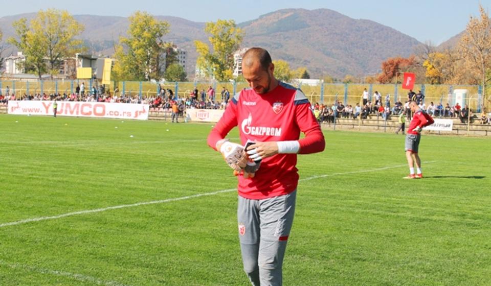 Milan Borjan na zagrevanju. Foto VranjeNews