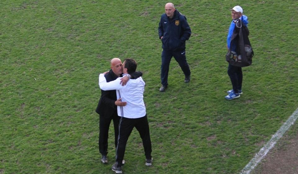 Dragan Antić i Simo Krunić: srdačan pozdrav dvojice trenera posle utakmice. Foto VranjeNews