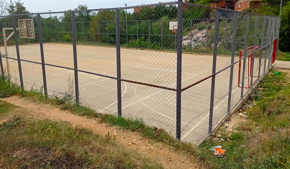 Divlja deponija u naselju Raška je odmah pored sportskog terena. Foto S.N.R.