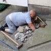 Vladica Stojković iz "Poskoka" rešava problem. Foto VranjeNews