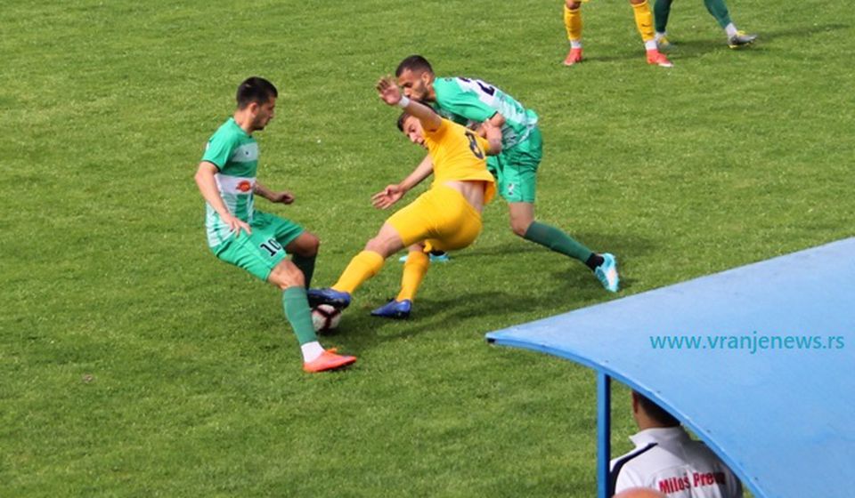 Marko Đurišić u duelu sa fudbalerima Inđije, u vreme dok je igrao za vranjski Dinamo. Foto Vranje News