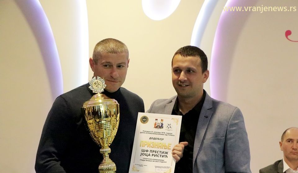 Koordinator Joca Ristić ispred Škole fudbala Prestiž primio priznanje za naj-sportsko iznenađenje u kolektivnom sportu. Foto Vranje News