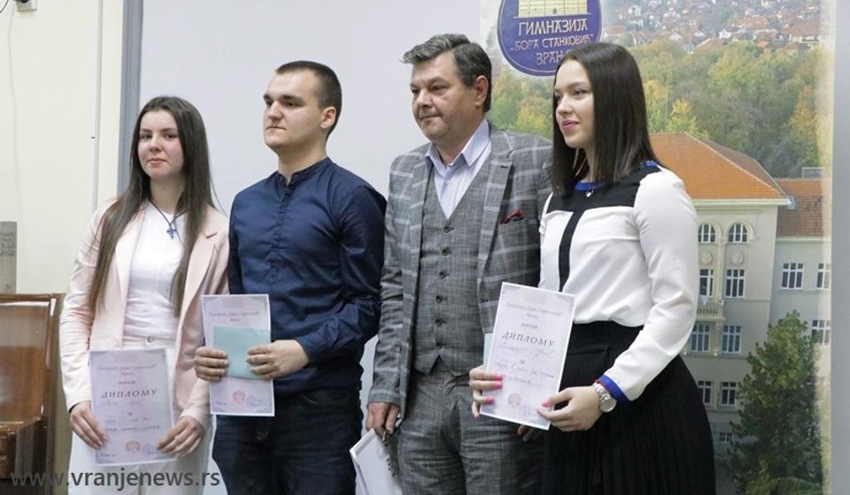 Emilija Arsić (desno) sa predsednikom žirija Slobodanom Nešićem, te drugonagrađenim Konstantinom Stamenkovićem i trećeplasiranom Ivanom Gačić. Foto Vranje News