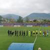 Fudbaleri dve ekipe pozdravljaju malobrojnu publiku na Stadionu Jumko. Foto FK Novi Pazar