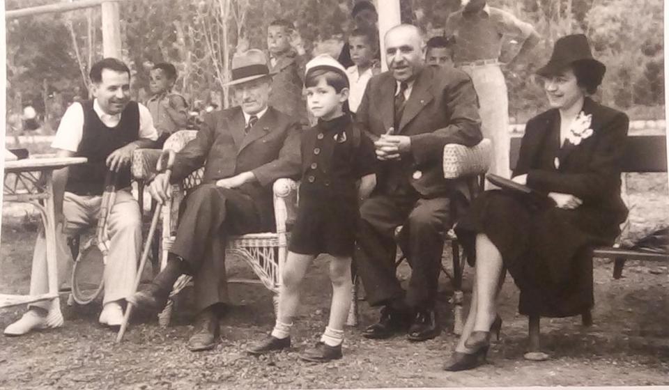 Pravnik M. Avramović (zet A. Hristića), A. Hristić, sin Marka i Lečine kćeri Branislave Srboljub, otac A. Hristića i Lečina kćer Branislava. Foto ustupio unuk dr Petrovića, dr Borislav (arhiva T.R.S.)