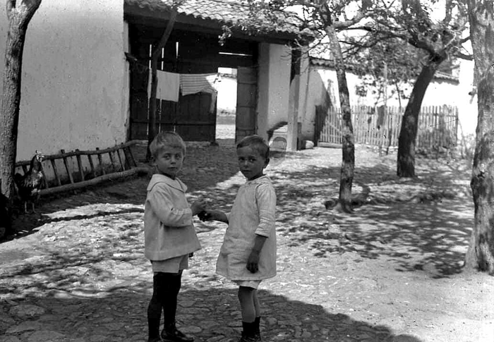 Vaskrs u Vranju, nekad (deca se “kljukaju” jajima). Foto arhiva B.M.