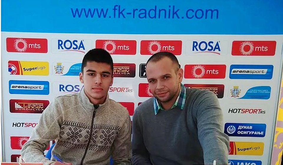 Stoiljković na potpisivanju prvog profesionalnog ugovora sa svojim klubom. Foto FK Radnik
