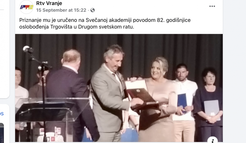 Mr dr sci. spec. prim Slobodans The Kid VićMilenko alias Doktor Svih Nauka prima gramatu od čelnika nekada najsiromašnije, a danas izgleda dobrostojeće općine u Srbiji. Foto Fejsbuk (zvanična stranica RTV doo)