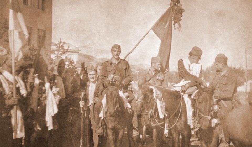 Danilo Stevanović Dača, ratni komandant 10. udarne brigade (sa titovkom) ulazi u oslobođeno Vranje 7. septembra 1944. godine. Desno (sa belim peškirom) je Vlasta Stojiljković. Foto arhiva T.R.S.
