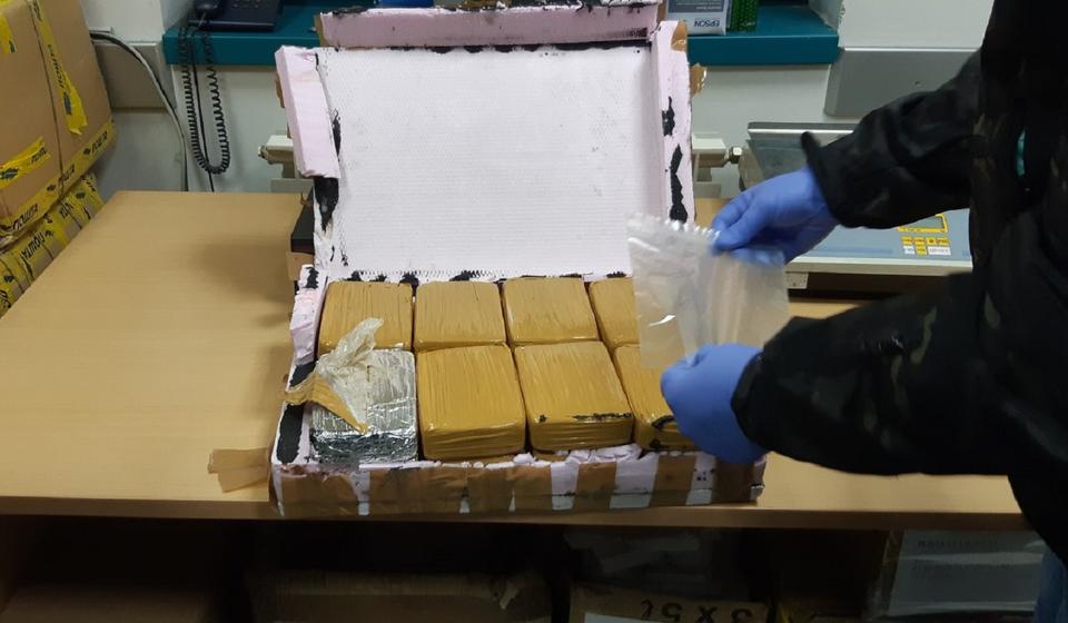 Šesnaest paketa od po pola kilograma heroina. Foto UC