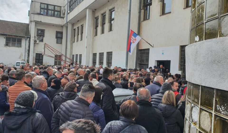 Na biračkom mestu ispred Škole Sveti Sava policija zavodi red. Foto Bujanovačke