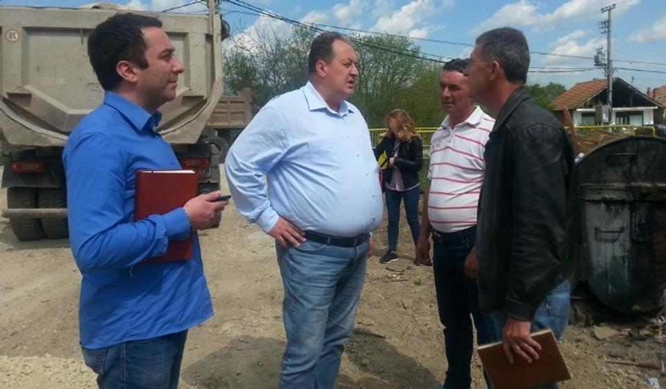 Pomoćnici Pešić i Tomić sa izvođačima na terenu. Foto Grad Vranje