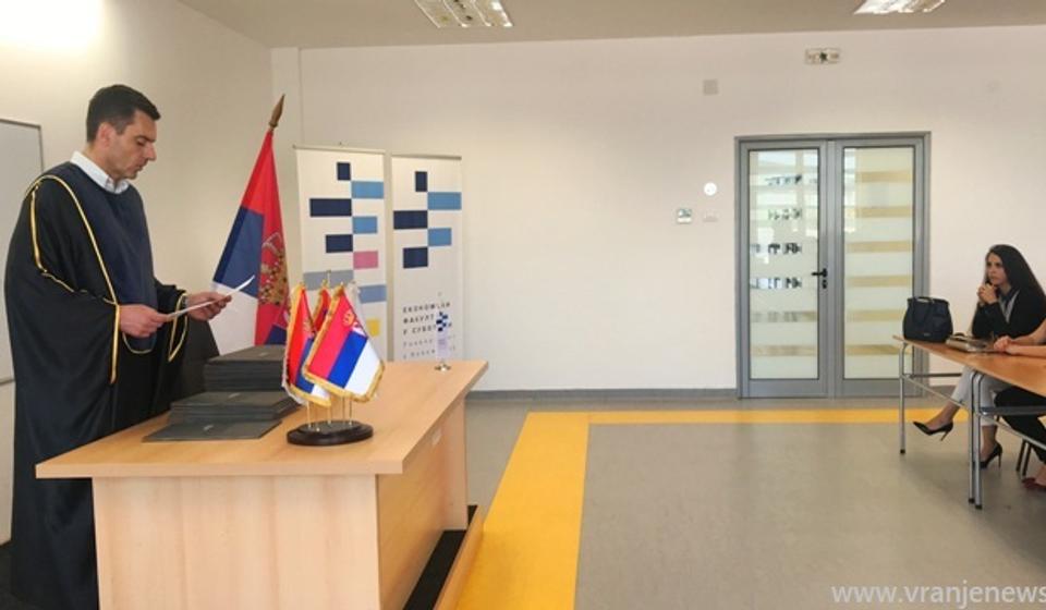 Dekan dr Aleksandar Grubor sa najnovijom generacijom diplomiranih ekonomista. Foto VranjeNews