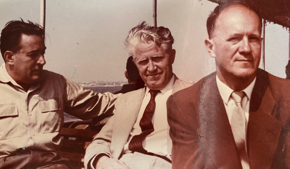 U sredini dr Borislav Petrović, na kongresu lekara u  Bukureštu 1959. Foto arhiva T.R.S.