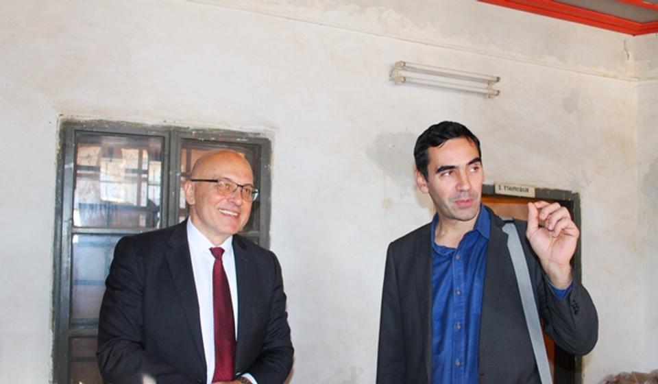 Ministar kulture Vukosavljević preporučio zamenu prozora na celoj zgradi. Foto VranjeNews