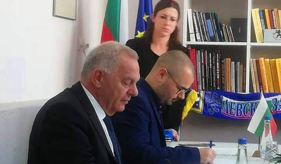 Momenat potpisivanja ugovora: ambasador Vlajkov i predsednik BSC-a Anačkov. Foto BSC