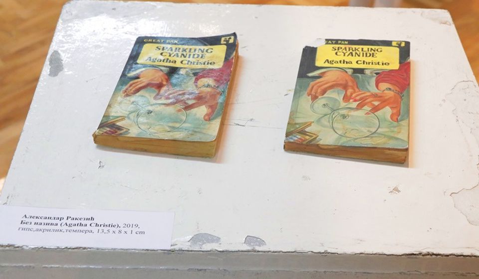 Bez naziva - Agatha Christie (gips, akrilik, tempera, 13x8x1), rad Aleksandra Rakezića iz Kraljeva. Foto Vranje News