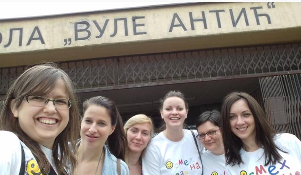 Aktivistkinje fondacije Osmeh na dar u vranjskoj školi. Foto Fejsbuk