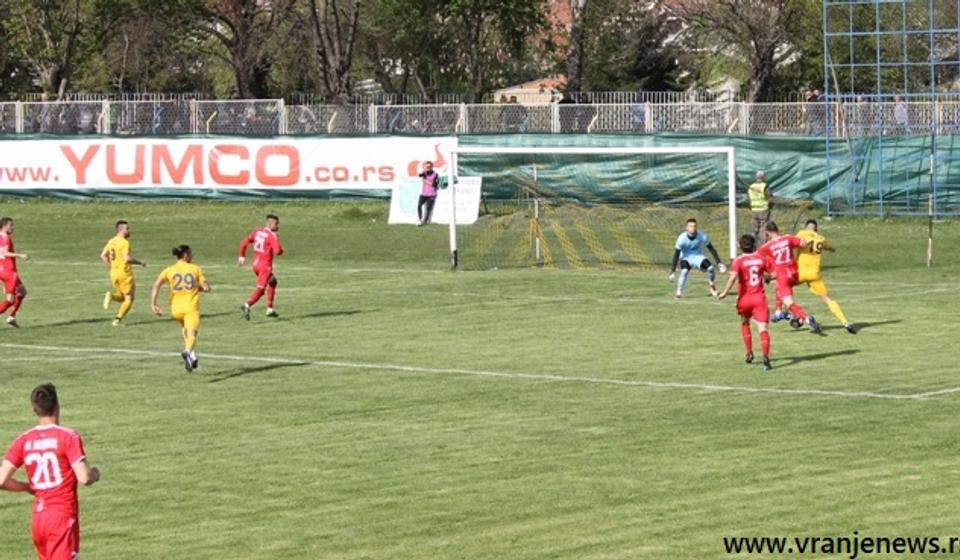 Momenat rušenja Luke Ratkovića nakon koga je sudija dosudio penal za Dinamo. Foto VranjeNews