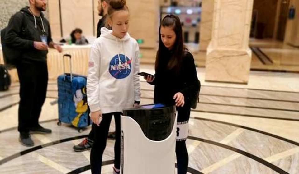 Sa vršnjakinjom Leonorom Ristić osvojila drugo mesto na Svetskom takmičenju u robotici u Kini. Foto OŠ Svetozar Marković