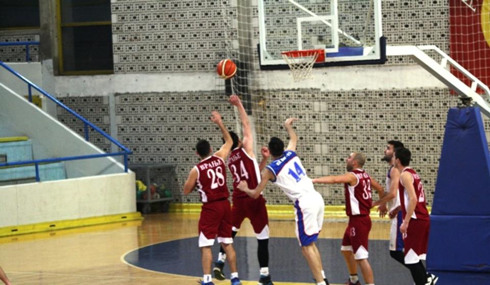 Košarkaše neće, pa neće. Foto Vranje News