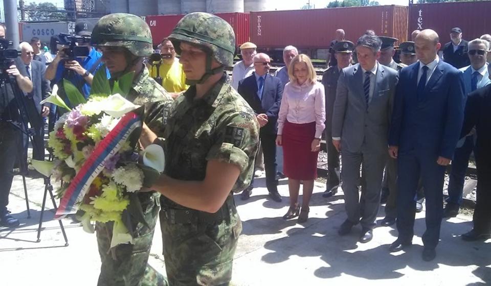 Venci i cveće položeni na spomen česmu u Ristovcu. Foto Grad Vranje