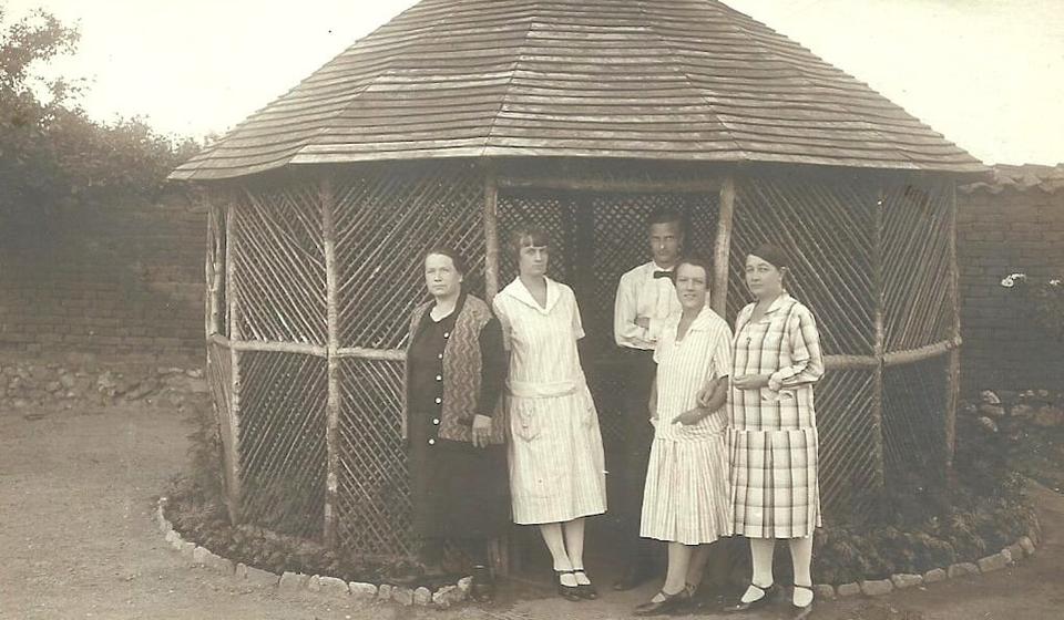Vaspitači u Srpsko-amerikanskom domu  Džona Frotingama u Vranju. U  sredini Aleksej Durakov kasnije prof. Gimnazije u Vranju. Levo Australijanka Helen Malone. Foto arhiva T.R.S.