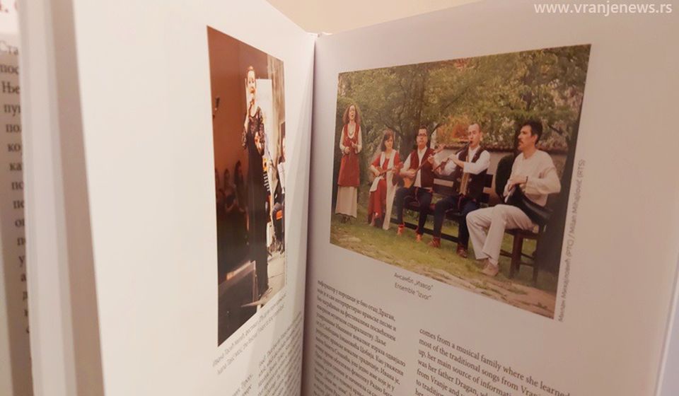 U monografiji zastupljene informacije iz solističke karijere Ivane Tasić Mitić, ali i rad ansambla Izvor čiji je Ivana član. Foto Vranje News