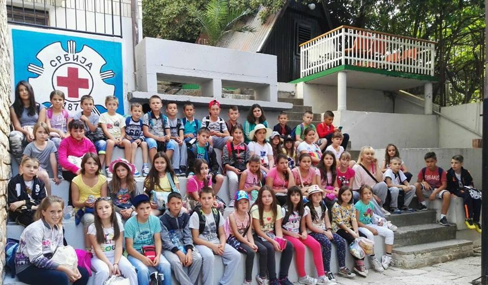 Deca bezbedno stigla u Baošiće i spremaju se za plažu. Foto Grad Vranje