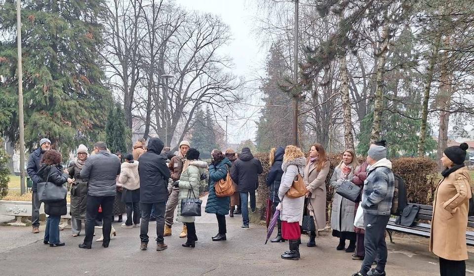 Profesori najpre bili van zgrade, potom im je omogućen ulazak u zbornicu, ali nastave nema. Foto Vranje news