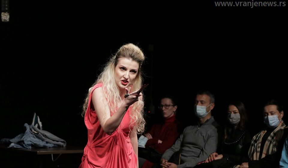 Novopazarci najbolji po mišljenju publike: detalj iz predstave Ako dugo gledaš u ponor. Foto Vranje News