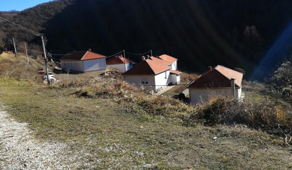 Nove kuće u naselju Suljinci zvrje prazne. Foto lična arhiva